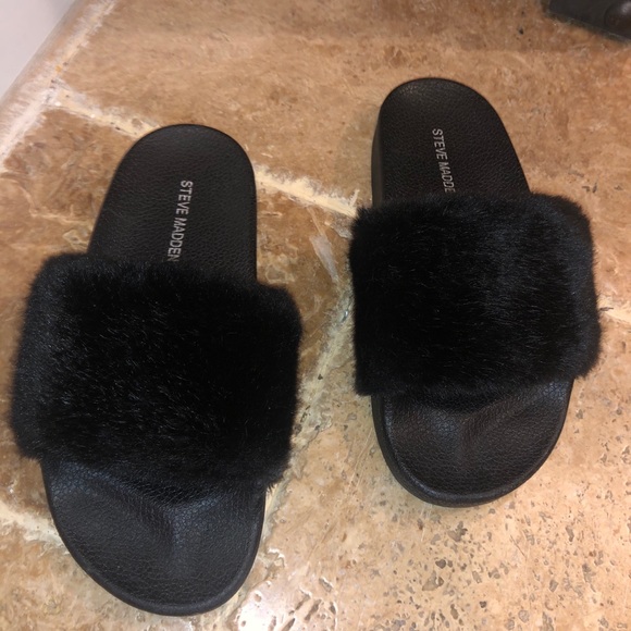 Girls Size 4 Fluffy Slides - Picture 3 of 5